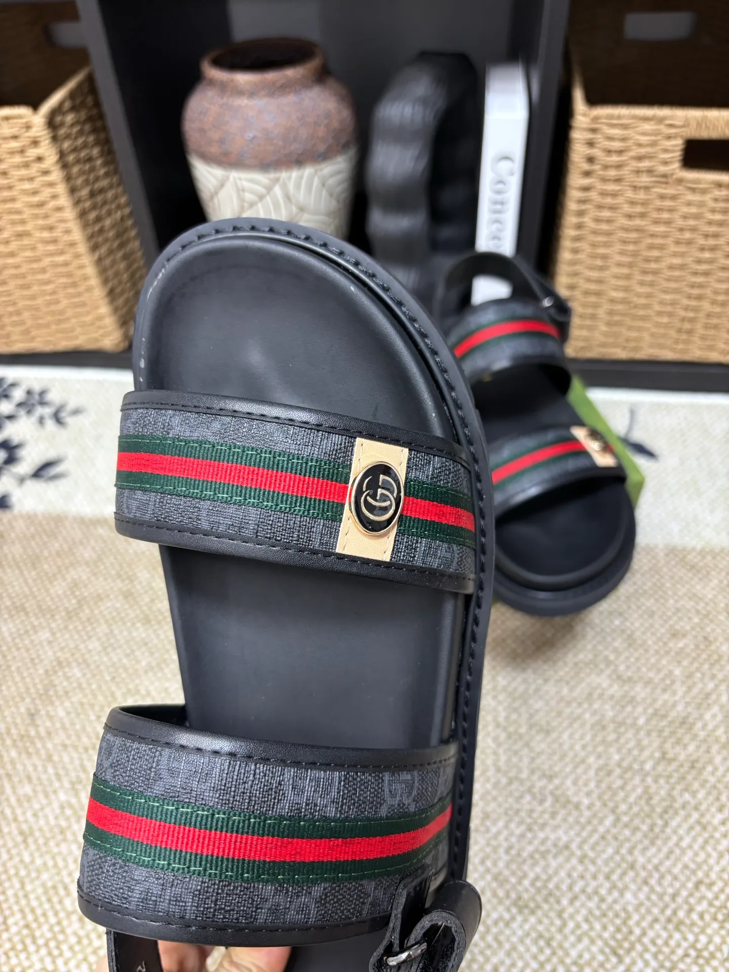 Factory 💰 300 yuan Gucci slippers] high-end men's shoes brand official website 1:1 latest masterpiece: original mold customization, the fabric is made of imported original materials, upgraded outsole, lighter and non-slip. The market's top quality, simple yet tasteful, a must-have for fashionistas, fashionable at your feet, full of confidence, the same style at the counter 👍The season of summer slippers is here. Code: 38-45 (45 customized)
